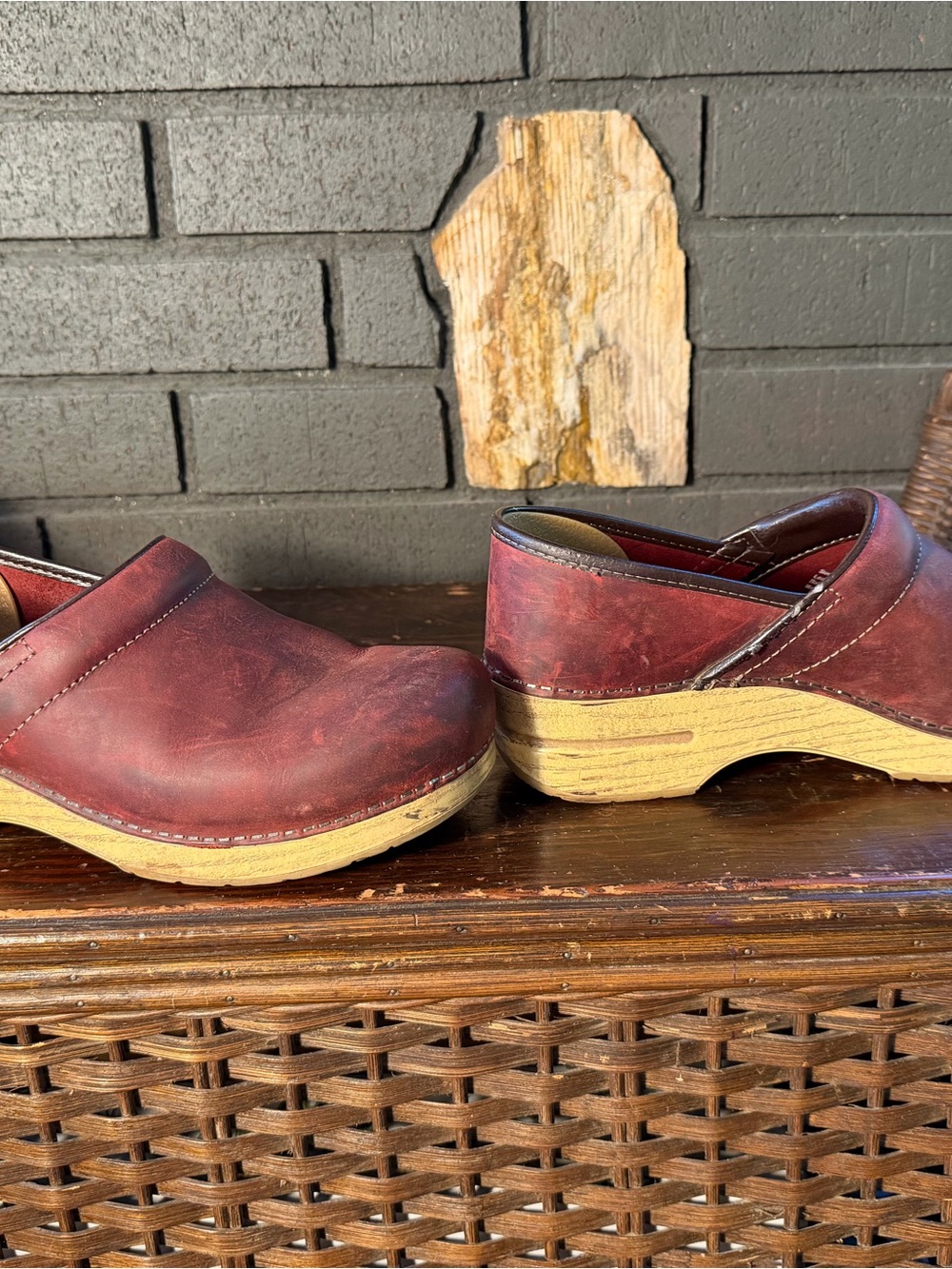Dansko women’s clogs - burgundy - Picture 3 of 6